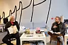 Stig Roger Selvåg har vært gjesteleser for årets utgave av Årbok for Bindal. Her i samtale med leder av Bindal historielag, Odd Walter Bakksjø.