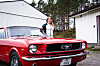 Silje Marie med sin røde 1965 Ford Mustang Hardtop.