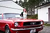 Silje Marie med sin røde 1965 Ford Mustang Hardtop.
