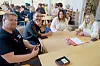 Thomas Stenhaug og Paul Andreas Johansen instruerer Malin Sandnes og Lisa Marie Mardal i spillet 'Exploding kittens'.