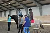 Ove Austmo fra Trøndelag fylkeskommune og Espen Lynghaug fra NHO tok utfordringen med en ridetur henholdsvis på Maikel og Netta i Val videregående skoles ridehall.