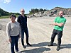 Landbrukslærer Svanhild Øpstad, rektor Kjartan Åsebø og avdelingsleder landbruk Kay Arne Sandvik gleder seg til å få nytt fjøs på plass.