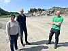 Landbrukslærer Svanhild Øpstad, rektor Kjartan Åsebø og avdelingsleder landbruk Kay Arne Sandvik gleder seg til å få nytt fjøs på plass.