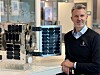 En modell av Norsat-4 i faktisk størrelse sammen med kystdirektør Einar Vik Arset.