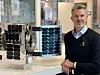En modell av Norsat-4 i faktisk størrelse sammen med kystdirektør Einar Vik Arset.