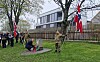 Ordfører Amund Hellesø legger ned krans på veteranbautaen.