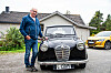 Hvem er størst og sterkest her. Frits Ivar Halsen eller hans 1954 Austin A40.