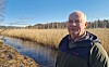 Kåre Aakre står foran kanalen mellom Mulstadvannet og Salten.