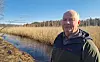 Kåre Aakre står foran kanalen mellom Mulstadvannet og Salten.