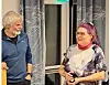 Her har Jon Olav Forbord overrakt et kaffekrus til Christina Dahl med Nord-Trøndelag Nei til EU sin logo på.