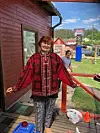 En av kontaktpersonene i Estland heter Valeria. Her har hun mottatt en fin kofte.
