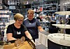 Ann-Kristin Sørheim og Evelyn Eilertsen står klare og behjelpelige for julekunder på Kitch`n Rørvik.
