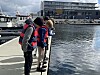 Her sto de da det skjedde – guttene illustrerer hvordan de fisket opp en iPhone som lå fast i et stativ på bunnen ved gjestebrygga i Rørvik.