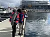 Her sto de da det skjedde – guttene illustrerer hvordan de fisket opp en iPhone som lå fast i et stativ på bunnen ved gjestebrygga i Rørvik.