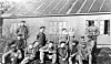 Brobygging på Ottersøy i 1920. Bakerst fra venstre 'Storsvensken' Anderson, mann nr. 3 foran fra venstre er Johan Bush ellers ukjente.
