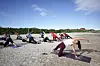 – Man må våge å prøve og det er ikke farlig om man ikke får det til, forklarer Frøydis gruppen som er med på yoga på Ryumsjøen.