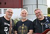 Bak de tre ligger siloen som i vinter ble forvandlet til øvingsrom. Der det tidligere var gårdsdrift, står det nå instrumenter, forsterkere og annet musikkutstyr.