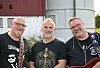 Bak de tre ligger siloen som i vinter ble forvandlet til øvingsrom. Der det tidligere var gårdsdrift, står det nå instrumenter, forsterkere og annet musikkutstyr.