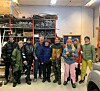 7.kl har blant annet vært på besøk hos Bindal kraftlag, hvor de fikk informasjon om strøm i Bindal av elverksjef Stein Lande. Fra venstre: Elis Nordlöf, Even Nilsen, Isak Slåttøy, Stein Lande, Matheus Grøttheim Edvardsen, Brage Myrvang, Livia Helstad Vollan, Anna Eide Myrvang, Tilde Gangstø Kveinå.