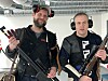 Brødrene Robert Drag Mikalsen (til høyre) og Ole Jakob Mikalsen skyter i kikkertklassen.