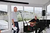 Ola Grøvdal framførte dikt på Bindal museum i fjor sommer. Da sammen med musiker Rolf Pettersen.