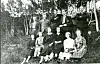 Disse ungdommene ble fotografert på Solsem, Leka, i 1926. Det er imidlertid bare oppført fornavn på personene. Kanskje noen av leserne kjenner dem igjen og kan oppgi etternavn? Foran fra venstre: ukjent, Janna ?, Dina ?, Margot ?, Aslaug ? og Anna ?. Bak fra venstre: Harald ?, Hans ?, Eystein ?, Alfred ?, Einar ? og Anders ?