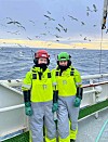 Hedda Kvaale (t.h.) og Vilde Øyen Wahl under praksis på 'Arnøyfjord', der interessen for fiskeri fikk vokse.