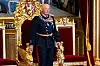 Kong Harald V ved podiet i stortingssalen under den høytidelige åpningen av det 166. storting, 11. oktober 2021.