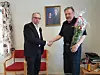 Ordfører Per Helge Johansen takket lensmann Ole Holand for lang og stødig tjeneste for lekværingene.