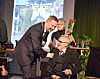 Ordfører Amund Hellesø sammen med Magnus Kleven, hans kone Solveig i bakgrunnen.