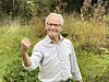 Hermann Sveinsen (87) er tilbake på tunet på Eidshaug. Jobben har tatt ham verden rundt – men selv om livet har roet seg, er han fortsatt like livsglad.