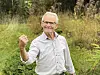 Hermann Sveinsen (87) er tilbake på tunet på Eidshaug. Jobben har tatt ham verden rundt – men selv om livet har roet seg, er han fortsatt like livsglad.