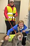 Gunhild Hatland med hunden Topsy, en italiensk vannhund (lagotto romagnolo, stakk innom og avla det nye hundesportsenteret og sin daglige leder Hanne Lill Sørø et besøk.