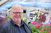 Sesongen går mot slutten i gartneriet, men det er fortsatt blomster i drivhuset når Håvard Strøm tar en pause mellom arbeidsøktene.