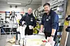 Butikkmedarbeider Johan Arnt Alstad og butikkleder Adelsten Paulsen ønsket kundene velkommen med kake på onsdag.