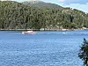 Redningsskøyta har slept båten inn til land på Kolvereid.