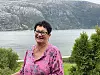 Marit Hanne Stevik smiler bredt foran fjord og fjell: – Jeg elsker utsikten her.