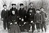 Familien til Benjamin Heide Hansen Albertine Olea Kristensdatter samlet til fotografering på Lysfjord i Bindal. Deres barn: fra venstre Laurits, f.1896, Inga, f.1890, Karlotte, f.1887, Bernhard, f. 1893, Trygve (fostersønn) og Kristian, f.1901. I midten Karlottes datter Jorun som var f.1910.
