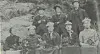 Dette bildet skal være tatt rundt år 1900. Hva som skjer her vet man ikke, men det kan se ut som det er noen som har kledd seg ut. Mannen til venstre var dreng i Teplingan. Videre er det Petter Larsen Heimsnes, Andreas Ludviksen, Anton Heimsnes og Andreas Aune. De øvrige er ukjente. Bildet ble utlånt av Ovid Heimsnes til Ytringen i 1986.