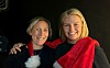 Marit Lorentzen og Kine Westvik stråler av glede under øvingen for den kommende julekonserten i Rørvik. Begge er spente og fulle av entusiasme for å dele både klassiske og helt nye, egenskrevede låter med publikum den 23. november.