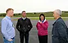 Lufthavnsjef Jan Rune Sæbø (f.v.) i samtale med forsvarsminister Frank Bakke-Jensen, ordførerkandidat for Høyre Marit Dille og Håkon Holand.
