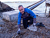 Øivind Brevik rydder i strandsonen.