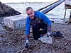 Øivind Brevik rydder i strandsonen.