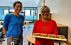 Marit Livik og Solveig Livik Solvang gledet seg til å muntre opp barna som kom innom biblioteket.