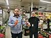 Ola Marius og Rolf Sverre viser fram noe av det rikholdige varesortimentet.