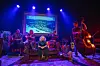 l. På scenen står Trønderhøns, trioen bestående av Marianne Meløy, Siri Gjære og Ingrid Bergstrøm, sammen med musikerne Kriss Stemland og Erlend Smalås.