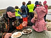 Torvald og Vida Søraunet spiser fisk.