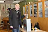 Bindal Venstres leder, Magnar Bøkestad, legger stemmeseddelen i urnen under den rådgivende folkeavstemminga i februar 2018. Nå har partilaget sendt et brev til Bindal kommune med ønske om ei ny avstemming til høsten.