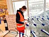 Emma Sofie Nordheim er i full gang med spriting av håndtakene på handlevognene.