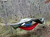 De har laget tak til hver hengekøye for å unngå nedbør i køyene.